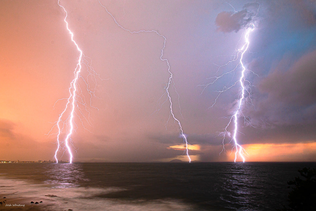 Severe weather photography - Sunshine Coast storm - lightning bolts - Mount Coolum - Sunshine Coast Severe weather warning